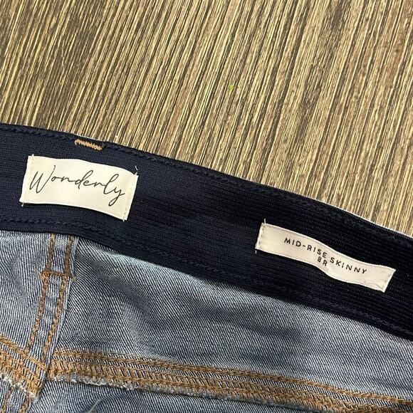 Wonderly Womens Mid-Rise Skinny Jeans Whiskering Denim Medium Wash Blue Size 8R - Picture 9 of 11